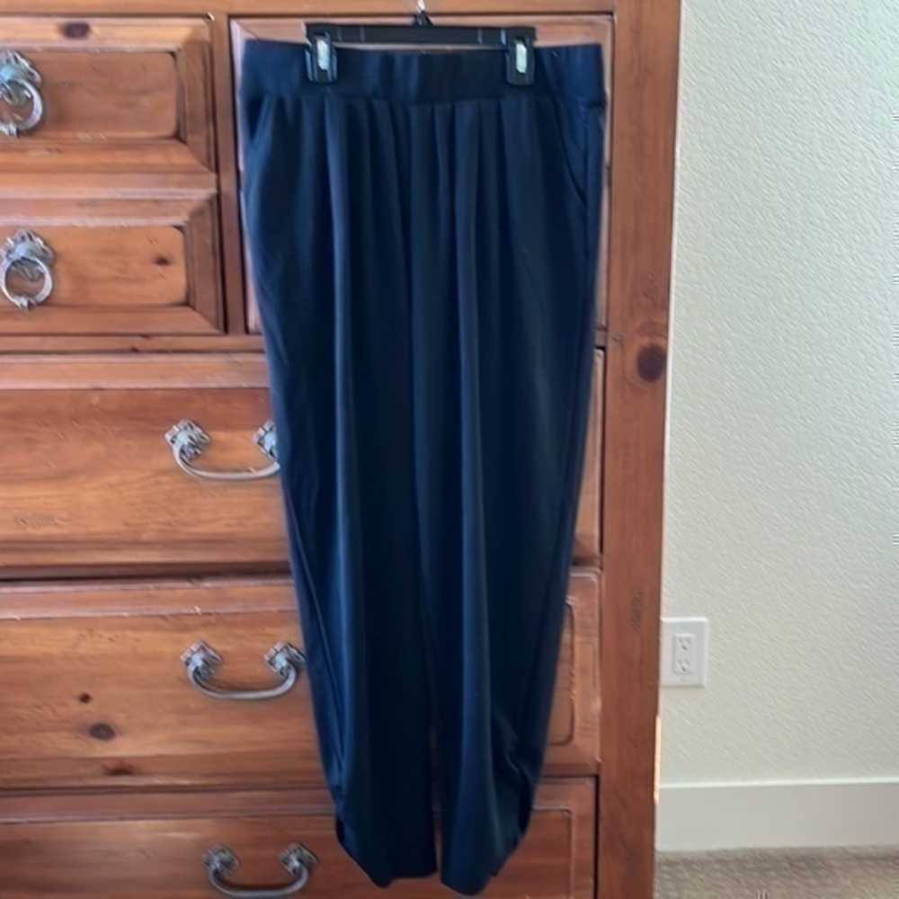 Magaschoni Women’s black soft pants, size large EUC